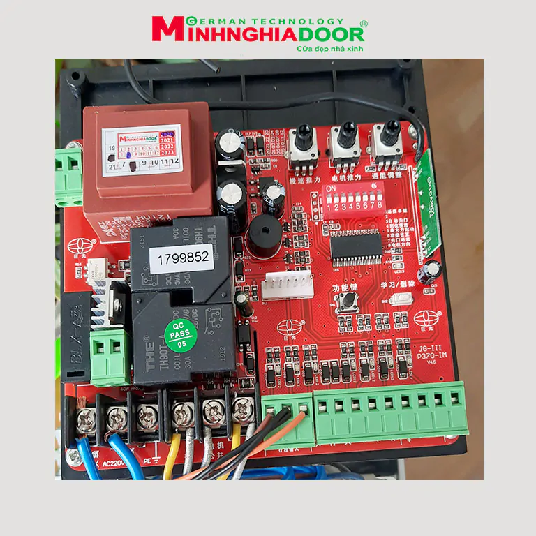 Mô tơ cổng sắt JGS II P370 chạy sênh 4 mo-to-cong-sat-lua